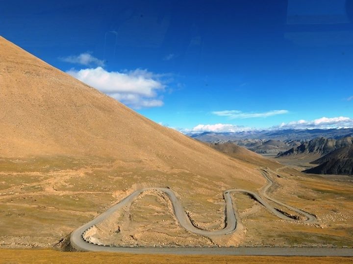 Hệ thống đường xá của Tây Tạng do người Hàn xây dựng khá tốt. Ảnh: Thiện Nguyễn