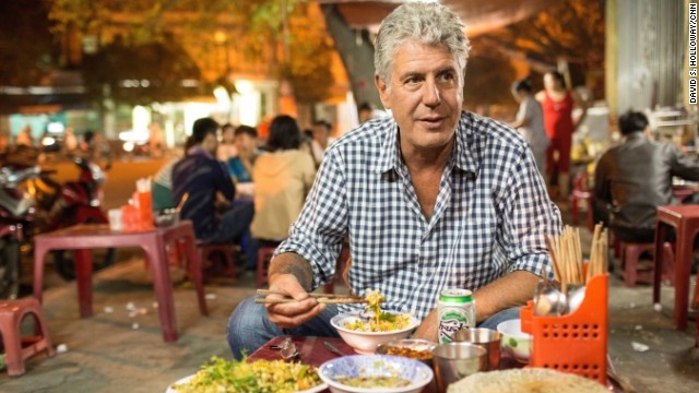 Bourdain thưởng thức món cơm hến trên một đường phố ở Huế. 