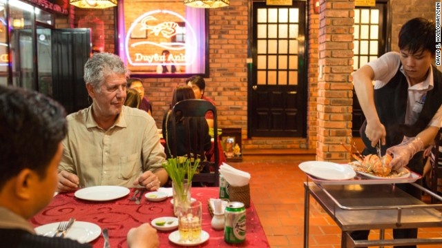 Bourdain đi ăn cùng bạn mình, Linh, ở Duyên Anh, một nhà hàng hải sản cho thực khách chọn những món tươi mới bắt từ phá Tam Giang và ngoài biển.  