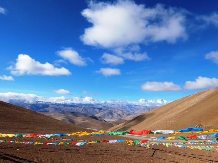 Suốt cả quảng đường đi, có vô số trạm kiểm tra giấy tờ mà trạm kiểm tra kỹ nhất là ở Tingri . Ảnh: Thiện Nguyễn.