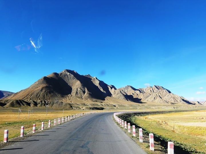 Đường đi đẹp đến sững sờ. Ảnh: Thiện Nguyễn.