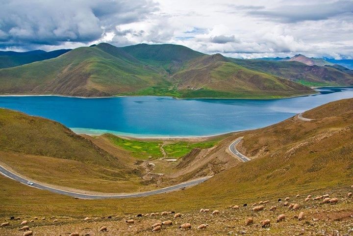 Hồ Yamdrok rộng hơn 600 cây số vuông, nằm lượn lờ theo triền núi với màu nước xanh Turquoise nằm ở độ cao 4441m so với mực nước biển thật mênh mông, huyền bí. 