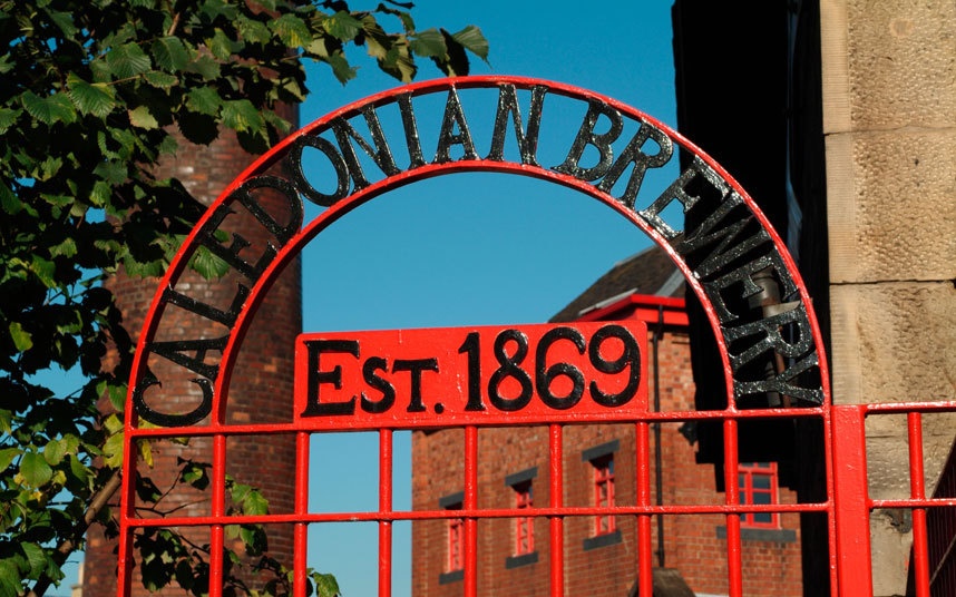 Edinburgh, Scotland: Vô số các nhà máy pha chế và chưng cất rượu bia tạo ra mùi nồng nặc đến mức vào năm 2009, nhà máy chưng cất rượu North British bị buộc phải xây tháp khống chế để giảm bớt mùi tỏa ra. Ảnh: Duncan Hale-Sutton / Alamy