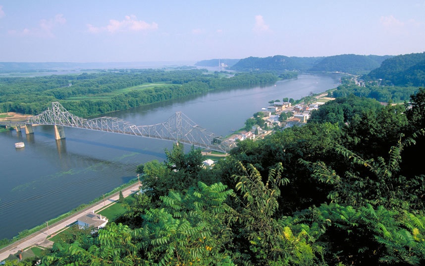 Lansing, Michigan: Thành phố này có mùi sơn do nhà máy lắp ráp Grand River của GM. Không phải cư dân nào cũng thấy mùi đó dễ chịu, vài người cho rằng nó có mùi “mốc meo”. Ảnh: John Elk III / Alamy