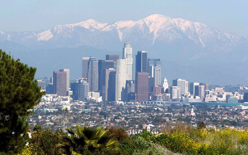Los Angeles, Mỹ:  Nơi này từng được bầu chọn là thành phố có mùi tuyệt nhất thế giới vào năm 2012. Gió biển thổi từ Santa Monica về phía Đông tới tận Silver Lake, một luồng khí khô nóng từ phía Tây di chuyển xuống Downtown và South Central, mùi lá bạch đàn, thông, kim ngân, hoa nhài từ những ngọn đồi và mùi khí thải từ bộ chuyển đổi xúc tác của xe hơi hòa trộn tạo thành một mùi kì lạ và tuyệt vời.  Ảnh: Robert Harding Picture Library Ltd / Alamy