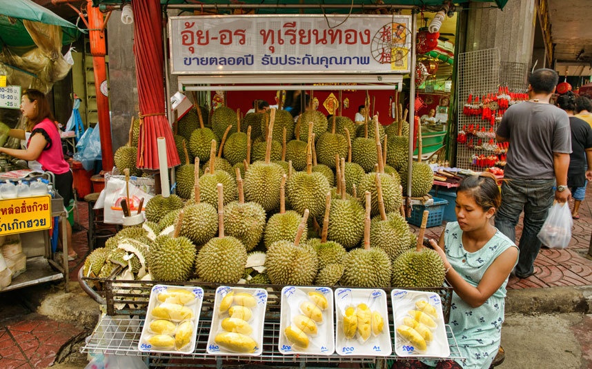 Bangkok, Thái Lan: Tuy mùi này không phải ở khắp nơi, nhưng đến bất cứ khu chợ nào của Thái Lan, bạn cũng sẽ ngửi thấy mùi sầu riêng, một loại trái cây được người bản địa yêu thích. Sầu riêng bị cấm đem lên các phương tiện công cộng và các phòng khách sạn, nhà nghỉ. Ảnh: Dave stamboulis / Alamy