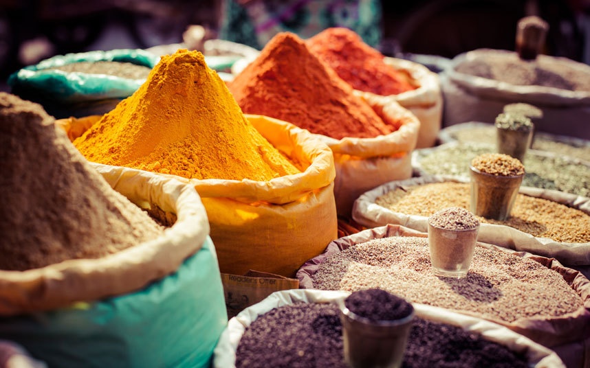 Mumbai, Ấn Độ: Khắp nơi trong thành phố này đều có mùi khói xe và nước đọng. Mùi mằn mặn của biển trộn với mùi của vùng nhiệt đới, điều hòa không khí và dầu cọ dùng để nấu nướng. Đây là Ấn Độ nên ta sẽ ngửi thấy mùi của mọi loại gia vị,  từ quế, bạch đậu khấu và đinh hương. Đó là mùi của một thành phố sôi động đang tiến về phía trước. Ảnh: AP