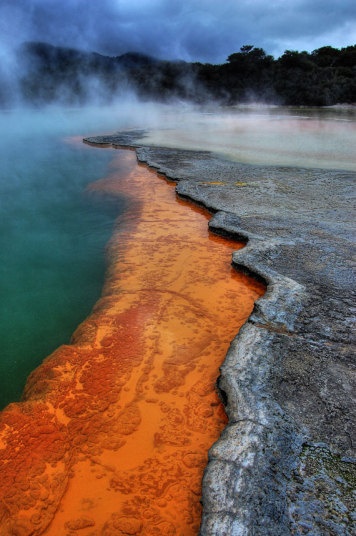 Rotorua, New Zealand: những mạch nước phun và suối nước nóng khiến Rotorua có mùi trứng thối, đó là lí do nó được gọi là Thành phố Sulphur. Tuy nhiên, người dân địa phương khẳng định “ở lâu sẽ quen dần và khi đi xa bạn sẽ thấy nhớ nó”. Ảnh: AP
