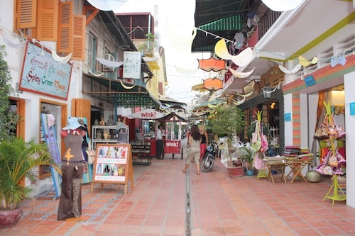 Một khu phố mua sắm không ồn ào và rất sạch sẽ.