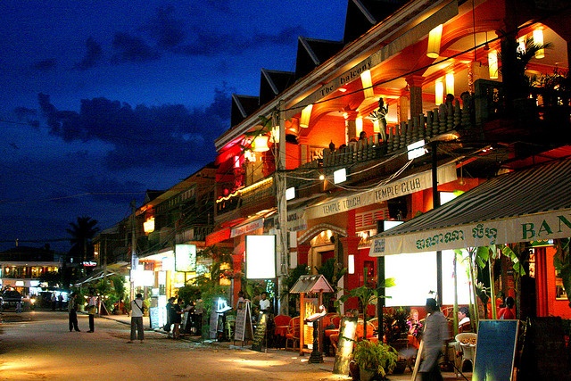 Thành phố này vẫn có những khu vực nhộn nhịp mang hơi thở thời đại. Ảnh: Explorer-cambodia.com