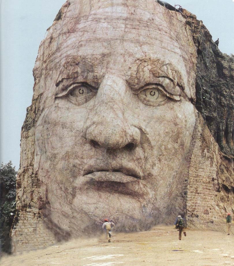 10. The Crazy Horse Memorial – Black Hills, South Dakota Crazy Horse là thủ lĩnh bộ lạc Lakota, ông đã lãnh đạo các chiến binh chống lại chính phủ Mỹ khi đất đai và lối sống của bộ lạc họ bị xâm phạm. Họ đã giành chiến thắng trong trận Little Big Horn. Ngoài chuyện một người chống đối chính phủ được dựng đài tưởng niệm, quãng thời gian dành ra để hoàn thành nó cũng thật ấn tượng: 66 năm. Và giờ tượng đài này vẫn chưa hoàn thiện. Khi hoàn tất, nó sẽ dài 195m và cao 171m. Ảnh: 