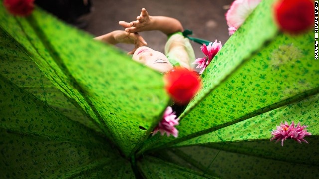 “Đừng bao giờ hài lòng với bức ảnh đầu tiên bạn chụp ở một nơi nào đó. Hãy quan sát ánh sáng và đi xung quanh nơi đó để tìm ra góc thú vị nhất.” Tim Baker.