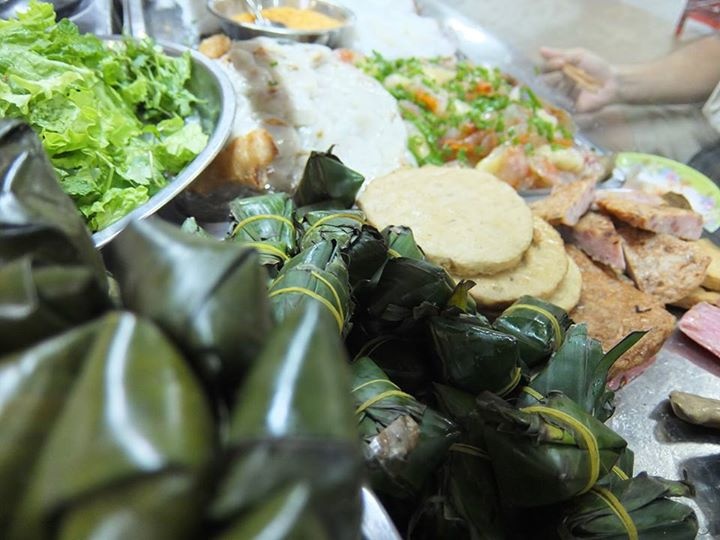  Chợ Cồn là nơi bán nhiều món ăn nhứt mà mọi người nên thử. Ảnh: Thiện Nguyễn