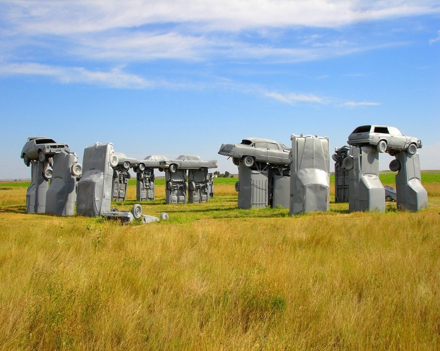 6. Stonehenge phiên bản ôtô – Alliance, Nebraska Mới nhìn qua bạn có thể nhầm quần thể tượng này với Stonehenge, nhưng đây là Carhenge. Carghenge bao gồm 38 chiếc xe cổ được phun sơn xám và sắp đặt giống như Stonehenge của nước Anh. Quần thể này được Jim Reinders xây dựng vào năm 1987 để tưởng nhớ cha mình. Khu tượng đã thu hút nhiều sự chú ý tới mức giờ nó có trung tâm quản lí riêng và thêm các tác phẩm từ xe ôtô khác rải rác xung quanh. Ảnh: Therichest.com