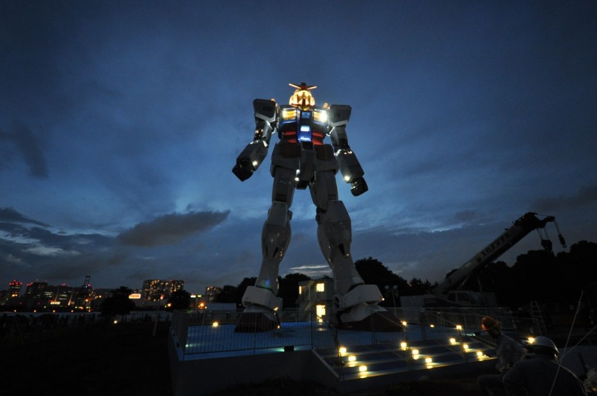 4. Người máy Gundam khổng lồ: Tokyo, Nhật Bản Trên hòn đảo Odaiba giữa vịnh Tokyo có một nơi được mệnh danh là “thiên đường cho những người mê Gundam”. Có rất nhiều điểm du lịch liên quan tới Gundam, các món ăn, công viên giải trí lấy cảm hứng từ Gundam, suối nước nóng... Nhưng địa điểm được khách ghé thăm nhiều nhất là phiên bản kích cỡ thật của người máy chiến binh không gian khổng lồ này. Bức tượng cao 13m này mô phỏng người máy RX-78-2 trong Gundam, nó còn có thể phát ra tiếng động và có hệ thống đèn ấn tượng. Ảnh: Therichest.com