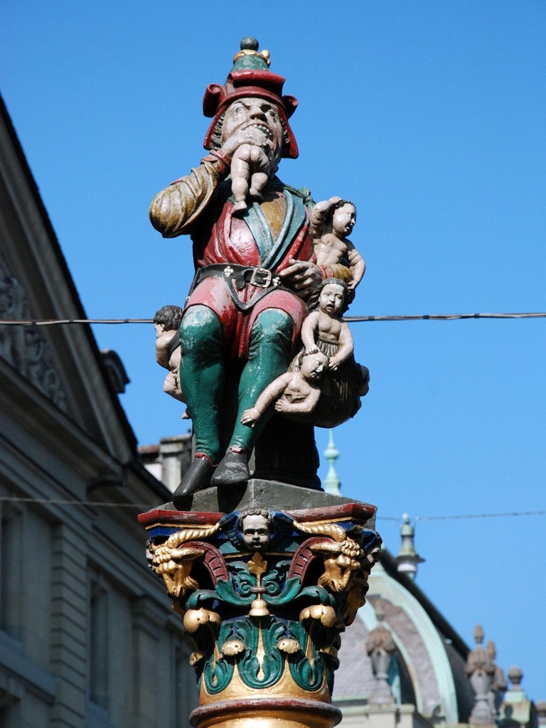 9. Kindlifresserbrunnen – Bern, Thụy Sĩ Tên của đài phun nước này là “Đài phun Kẻ ăn thịt trẻ con”, có hình một con quỷ đang ăn một đứa trẻ và vác một cái túi đầy trẻ con trên lưng. Không ai biết rõ ý nghĩa của bức tượng là gì. Vài người cho rằng đó là Krampus, một sinh vật trong truyền thuyết ăn thịt trẻ con hư. Người khác tin đó là lời bôi nhọ người Do Thái, hoặc đây là Quỷ Chiến Tranh đem những đứa trẻ của Thụy Sĩ đi. Ảnh: Therichest.com