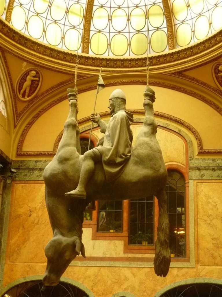 8. Tượng Thánh Wenceslas cưỡi một con ngựa chết – Cung điện Lucerrna, Prague Ở quảng trường Wenceslas, bức tượng thánh Wenceslas cưỡi trên một con ngựa chổng bốn chân lên trời đứng giữa trung tâm lịch sử của Prague. Wenceslas là thánh bảo trợ của Bohemia. Chân tượng có khắc họa hình cảnh của vị thánh khác. Con ngựa có vẻ như đã chết, bị treo ngược trong khi thánh Wenceslas ngồi trên bụng nó. Tác giả của bức tượng này, Dave Cerny, không tiết lộ ý nghĩa thực của nó. Ảnh: Therichest.com