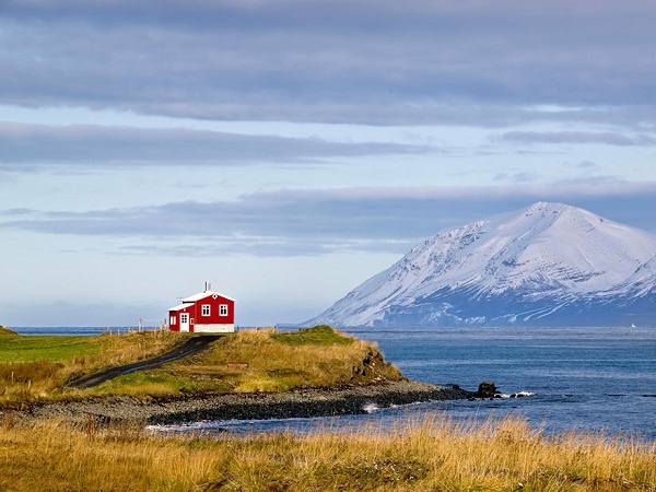 13. Ngôi nhà màu đỏ ở Iceland