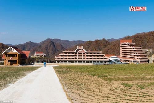 . Toàn cảnh khu trượt tuyết đẳng cấp thể giới Masikryong được xây dựng trên đỉnh núi Taehwa ở Wonsan, Triều Tiên. Khu trượt tuyết được mở cửa vào đầu năm nay và nhà lãnh đạo Kim Jong-un hy vọng nó sẽ thu hút được 5.000 du khách mỗi ngày vào mùa cao điểm.