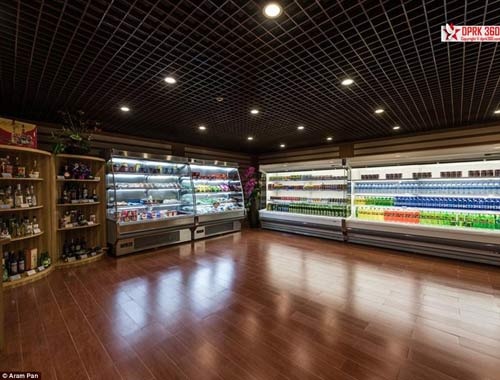 Nước lọc đóng chai và nước giải khát có ga được bán tại khu thực phẩm của cửa hàng.