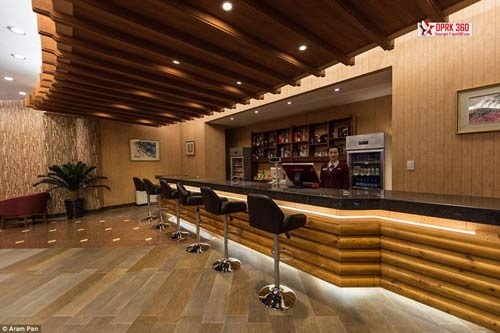 Nữ nhân viên đứng tại quầy bar của khách sạn.