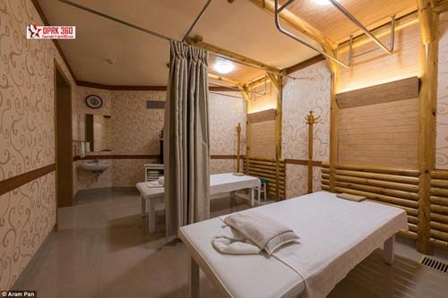 Phòng mát-xa tại khu spa của khách sạn Masikryong có 2 giường và được ngăn cách bằng 1 tấm rèm.
