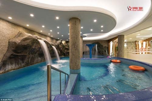 Nhiếp ảnh gia Aram Pan cho biết nước tại bể bơi trong khách sạn rất trong và ấm cho dù nhiệt độ ngoài trời xuống thấp.