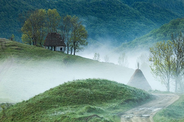 14. Nhà cô độc trên đỉnh núi ở Romania