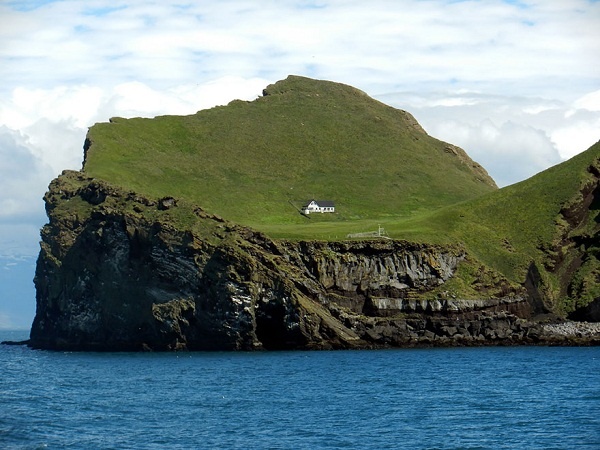 8. Ngôi nhà cô độc trên hòn đảo Iceland