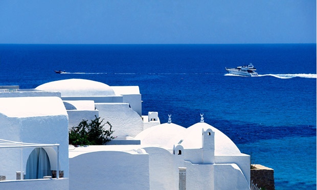 1. Tunisia: Gần đây quốc gia Bắc Phi này đang ở trong tình trạng khó khăn về mặt kinh tế, nghĩa là ít du khách hơn và giá cả cũng rẻ hơn. Nhiều nhà nghỉ, khách sạn giá chưa tới 10 Bảng/đêm, đồ ăn còn rẻ hơn nữa. Bạn có thể tới thị trấn ven biển Hammahent nổi tiếng với những ngôi nhà trắng rực rỡ trên nền xanh của trời và biển. Ảnh: Theguardian.com