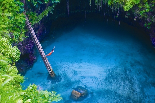 5. Samoa: Đây là thiên đường nhiệt đới đẹp đẽ và hoang sơ, thích hợp với những người mê du lịch không có điều kiện về tài chính. Giá khách sạn và đồ ăn ở đây khá hợp túi tiền. Tốt nhất bạn nên tới New Zealand hoặc Úc rồi di chuyển tới đây. Ảnh: Alejandro MC/Getty Images