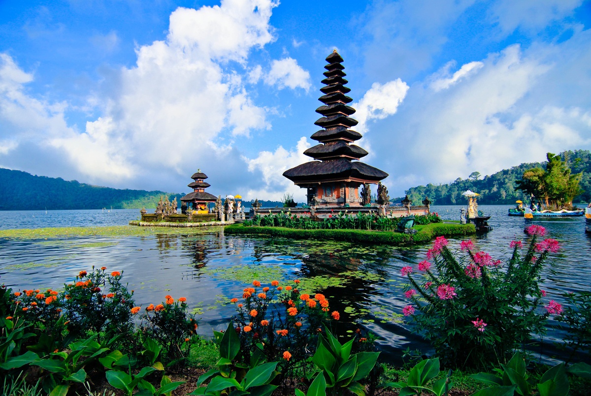 3. Bali: Từ lâu Bali đã là địa điểm mơ ước của dân du lịch bụi. Nhưng đây cũng là nơi lí tưởng cho những du khách hạn trung thích các khách sạn tiện nghi, độc đáo và chất lượng tốt. Ngoài ra, Bali cũng nổi tiếng với dịch vụ Spa giá cả vô cùng hợp lí. Ảnh: Elvera Venus Tandog/Moment/Getty Images