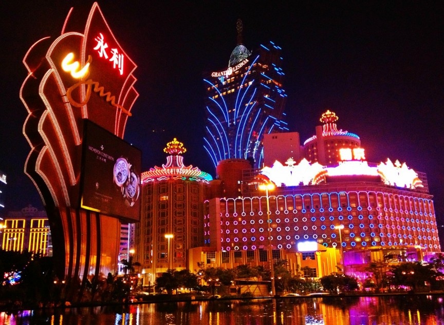 8. Đánh bạc ở các Casio (hơn 100USD/lần): Các tay mê cờ bạc giàu có tới từ Trung Quốc, những người tiêu ít nhất 10.000USD mỗi lần tới casino, đang chiếm 75% thị trường cờ bạc VIP quốc tế. Khách Trung Quốc rất thích các trò đỏ đen, bằng chứng lớn nhất là thành công của Ma Cao. Năm 2013, Ma Cao thu được hơn 45 tỉ Đôla từ các hoạt động liên quan tới cờ bạc, tới 20% số tiền đó là từ khách Trung Quốc. Ở đây có sòng bạc lớn nhất thế giới, Venetian Macau. Giáng Sinh năm 2013, tới 120.000 khách tới đây và ở trong 3.000 phòng khách sạn sang trọng. Rihanna, Justin Bieber và Alicia Keys đều từng biểu diễn ở đây. Các khu nghỉ dưỡng đang được xây dựng thêm, trong đó có Louis XIII với một phòng có giá lên tới 120.000USD/đêm. Ảnh: Therichest.com