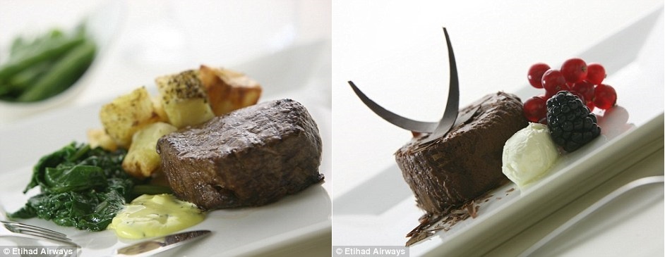 Hành khách hạng nhất của Etihad được thưởng thức những món hảo hạng như xúc xích Béarnaise, khoai tây nướng và rau chân vịt (trái), và những món tráng miệng như bánh sô-cô-la với dâu và kem. Ảnh: Dailymail.co.uk