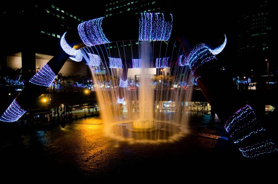 Đài phun nước Jouter (Montreal, Canada): là đài phun nước kết hợp giữa nước với lửa, với những dòng nước mạnh bắn lên vào các vòng bốc lửa. Mỗi ần hoạt động, đài phun nước này sẽ hoạt động 30 phút.