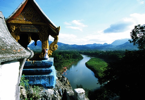 9. Luang Prabang, Lào (khoảng 21,67USD/ngày): Gần đây giá cả ở Luang Prabang đã tăng so với các thành phố du lịch khác, chủ yếu là do lượng khách đổ về đây cao hơn, nhưng vẫn ở mức rẻ với dân du lịch bụi. Các điểm tham quan trong thành phố đều miễn phí vào cửa, và bia Lào lạnh được bán cùng một giá rất thấp ở mọi nhà hàng khắp thành phố. Do giá khách sạn ở Luang Prabang khá đắt nên điểm đến này nằm gần cuối danh sách.
