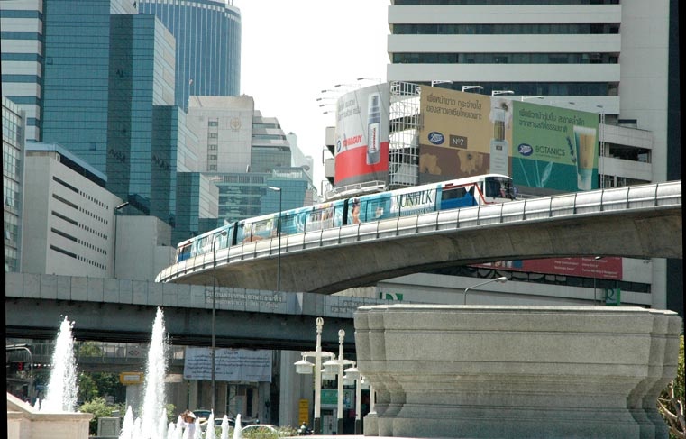 Một đoàn tàu Bangkok Skytrain trên tuyến Silom khi đi qua khu Patpong. Ảnh: Wikipedia.