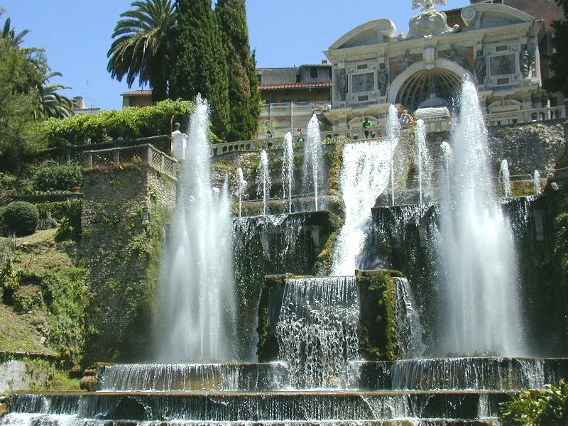 Đài phun nước Fontana (Tivoli, Italy): Fontana tọa lạc ở làng Este thuộc thành phố Tivoli với những khu vườn đẹp như tranh. Fontana được công nhận là di sản thế giới năm 2001.