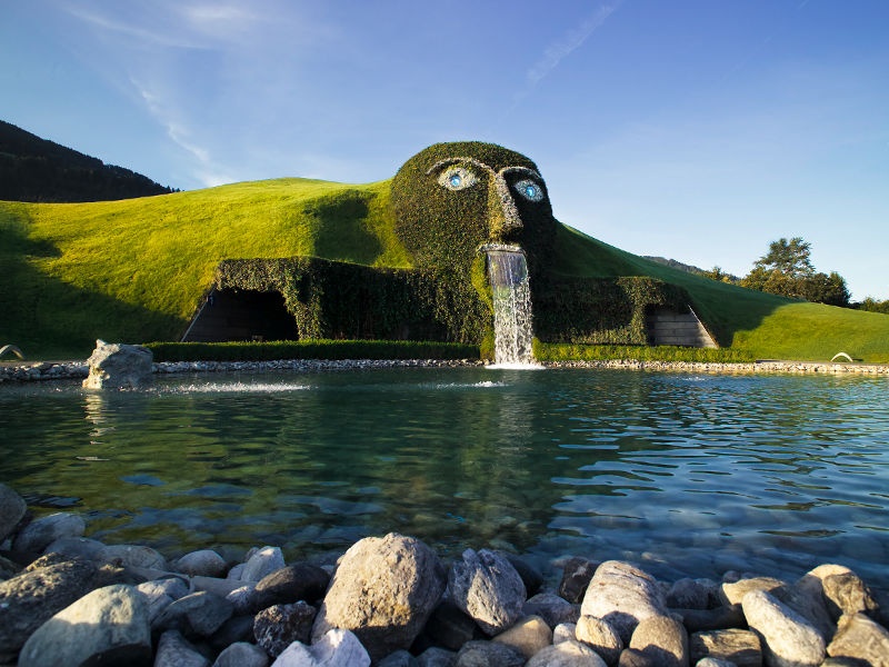 Đài phun nước Swarovski (Innsbruck, Áo): Swarowski là một bảo tàng với một đài phun nước có hình mặt người được tạo từ cỏ và rêu. Nước chảy ra từ miệng.