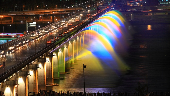 Đài phun nước Moonlight Rainbow (Seoul, Hàn Quốc): Tọa lạc tại thủ đô Seoul, Moonlight Rainbow là đài phun nước dài nhất thế giới, với 10.000 vòi phun đèn LED linh động chạy dọc hai bên thân cầu Banpo. Moonlight Rainbow làm cho Seoul trở nên tất bật, nhộn nhịp mỗi khi màn đêm buông.