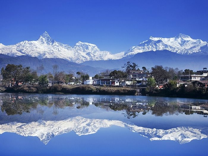 1. Pokhara, Nepal (khoảng 14USD/ngày): Dù hầu hết các du khách đều hạ cánh xuống Kathmandu trước, nhưng nơi này khá hỗn loạn và có thể tham quan hết các điểm thú vị trong vài ngày. Do đó phần lớn mọi người sẽ tới Pokhara, điểm hút khách của Nepal và cũng là nơi xuất phát của nhiều chuyến leo núi tuyệt vời. Nơi này không chỉ dễ chịu hơn thủ đô mà còn rẻ hơn nhiều, đây là nơi bạn nên ở lại nếu có thời gian. Các tour leo núi ở gần đó thường rất đắt, do đó thật tuyệt khi giá cả ở thành phố này vô cùng hợp lí.