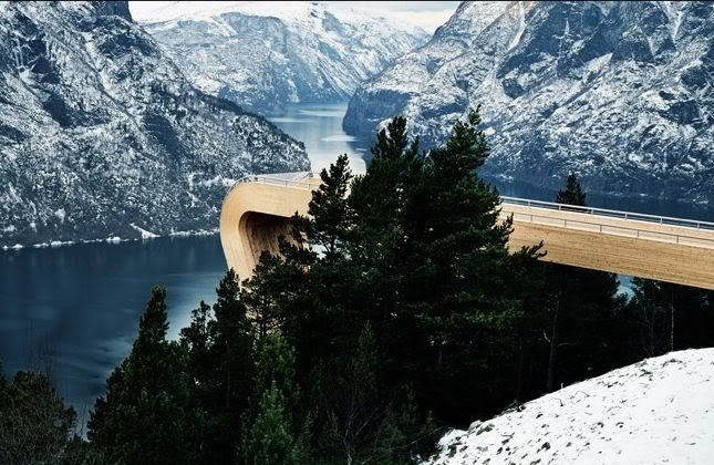 3. Điểm quan sát Aurland, Norway: Trông như một con dốc trượt ván khổng lồ, đài quan sát do tập đoàn IKEA xây dựng này giúp du khách chiêm ngưỡng vùng vịnh hùng vĩ phía dưới, cũng như cảm giác rằng nếu cứ đi tiếp bạn sẽ ngã xuống. Ảnh: Wanderlust.co.uk