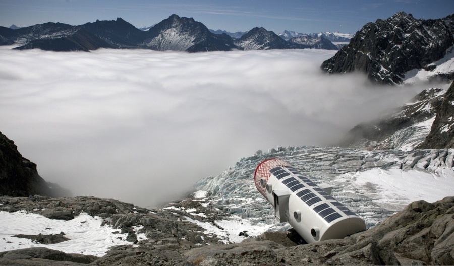 5. Chỗ trú chân Geurvasutti, Mont Blanc, Ý: Trông như một phần xác máy bay nhô ra khỏi vách núi, đường ống màu trắng và đỏ này được thiết kế để có thể chứa 12 người leo núi một lúc. Ở độ cao 3.000m so với mực nước biển, treo trên một vực sâu đáng sợ, nơi này cho du khách thưởng lãm cảnh sông băng Frébouze kì vĩ. Tại đây có mạng để những người leo núi có thể Google đường xuống. Ảnh: Wanderlust.co.uk