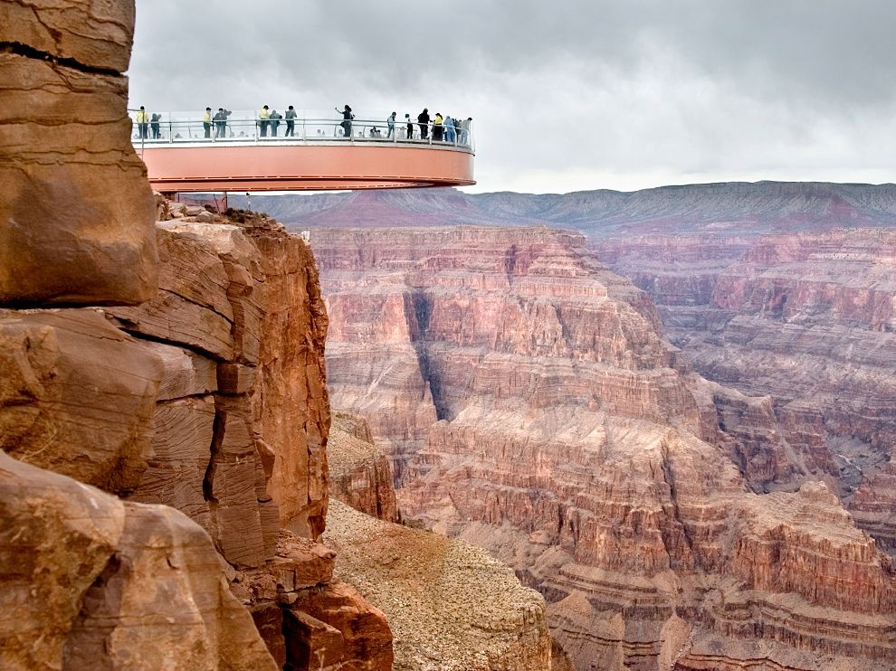 4. Đường trên không Grand Canyon, Arizona, Mỹ: Cây cầu trong suốt hình móng ngựa nhô ra khỏi vách đá này đem lại cho du khách cảm giác “đi trên hẻm núi Grand Canyon”. Sàn cầu bằng kính cho phép bạn nhìn thẳng xuống dòng sông Colorado dưới đó 1.450m, dù bạn có muốn hay không. Ảnh: Wanderlust.co.uk
