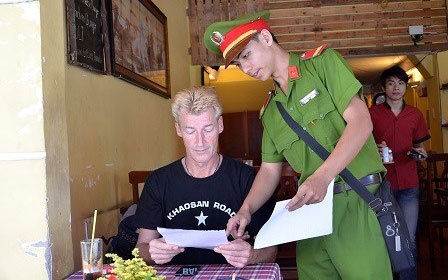 Du khach quoc te den TP HCM: To roi canh bao la can thiet hinh anh