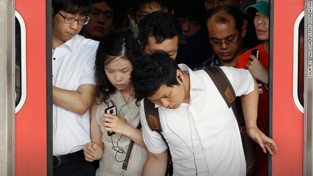 12. Seoul, Hàn Quốc: Dù đứng ở vị trí số 5 trong danh sách những thành phố an toàn nhất cuộc khảo sát, tỉ lệ phụ nữ ở Seoul tin các hành khách đi cùng sẽ giúp đỡ nếu họ gặp rắc rối khá thấp. Ảnh: CNN.com