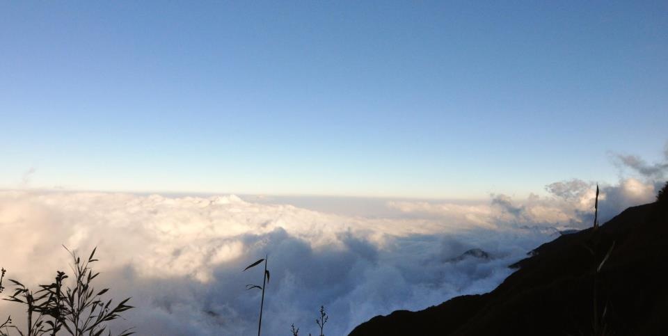 1. Phanxiphang (Lào Cai): Đây là một cái tên quen thuộc và là điểm đến mơ ước của nhiều người mê du lịch. Đỉnh núi nằm ở độ cao 3.143m là điểm ngắm mây hoàn hảo. Bạn sẽ thấy choáng ngợp trước cảnh gió tạt sóng mây vào núi, giữa khoảng không mênh mang và bầu trời xanh biếc. Tuy nhiên, thời tiết trên Phanxiphang  biến đổi rất bất thường, có thể ở dưới chân núi mưa, lên đỉnh núi lại nắng, trời đang quang đãng đột ngột đầy mây mù. Thời điểm lí tưởng nhất để leo núi là khoảng từ tháng 9 năm trước tới tháng 3 năm sau. Vào mùa xuân, nếu may mắn bạn sẽ được ngắm nhìn cả rừng đỗ quyên nở rộ. Ảnh: Trí Thức