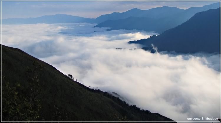 3. Tà Chi Nhù (Yên Bái): Được mệnh danh là “đại dương trên trời”, đỉnh Tà Chì Nhù (2.979m) thuộc huyện Trạm Tấu (Yên Bái) có khí hậu rất khắc nghiệt, nhưng đây lại là nơi lí tưởng để “săn mây” với những người đam mê du lịch. Bạn sẽ được chiêm ngưỡng ánh mặt trời hắt lên mây rực rỡ, bóng những chú ngựa trên sườn núi cạnh biển mây mênh mông, trong không gian khoáng đạt và say đắm lòng người. Để leo được lên đỉnh Tà Chì Nhù, bạn phải chuẩn bị kĩ lưỡng về thể lực cũng như những kiến thức leo núi. Thời điểm leo thích hợp là vào mùa đông, khi thời tiết khô hanh, ít mưa hơn. Ảnh: Quỷ Cốc Tử