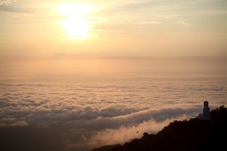 7. Bà Nà (Đà Nẵng): Nếu như vùng miền núi phía Bắc được thiên nhiên ưu đãi với những biển mây lộng lẫy, ở miền Nam, bạn có thể chiêm ngưỡng cảnh tượng tuyệt vời này ở núi Bà Na. Đẹp nhất là vào lúc bình minh, khi biển mây trải rộng bên dưới tượng phật Thích Ca. 