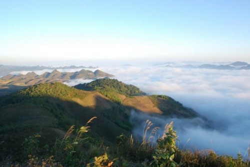 6. Mường Móc (Mộc Châu): Mường Móc có khí hậu na ná như Sa Pa, Tam Đảo, Đà Lạt, cho nên mây, sương mù nhiều vô kể; Mường Móc theo tiếng Thái cổ cũng có nghĩa là Mường của sương khói, mây mù. Muốn chụp được mây đẹp ở Mường Móc trước hết phải chọn những khu vực cao nhìn xuống thung lũng vào những ngày trời nắng đẹp. Ảnh: Zing News